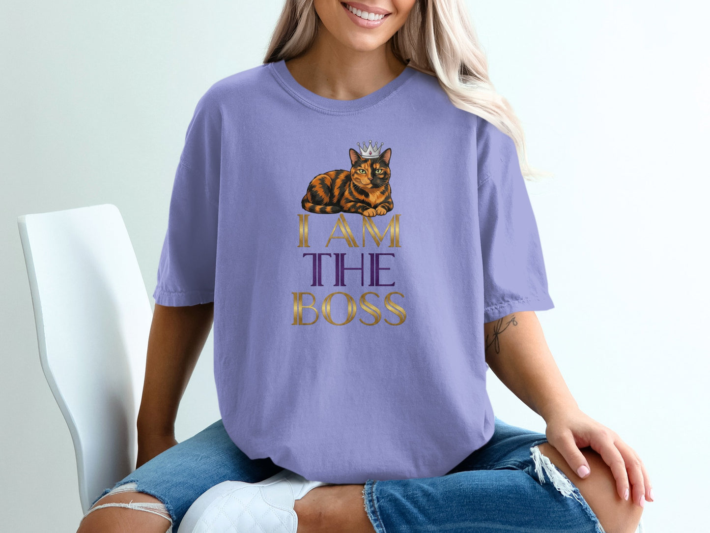 Purple t-shirt with a cat wearing a crown and text "I AM THE BOSS".