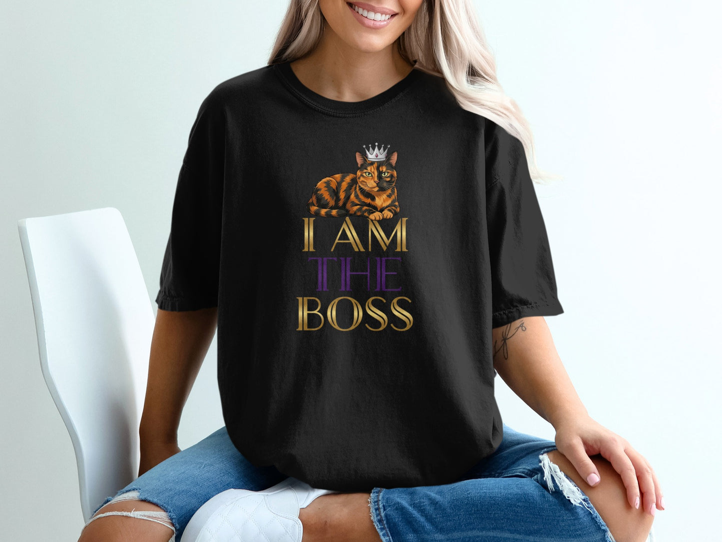 Black t-shirt with text "I AM THE BOSS" and a regal cat wearing a crown.