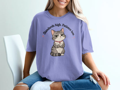 T-shirt with a grumpy cat and text "Standards high. Patience low."