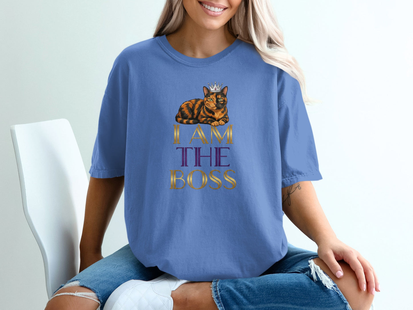 Purple t-shirt with cat wearing a crown and "I AM THE BOSS" text.