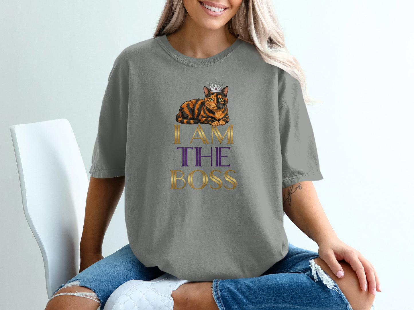 Grey t-shirt with a cat wearing a crown and text "I AM THE BOSS".